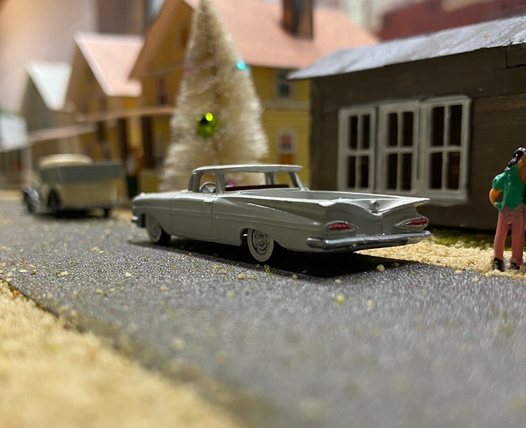 Cars, street, houses, people, Christmas tree