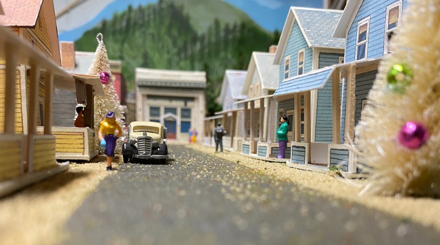 Street, houses, Christmas tree, hills, cars