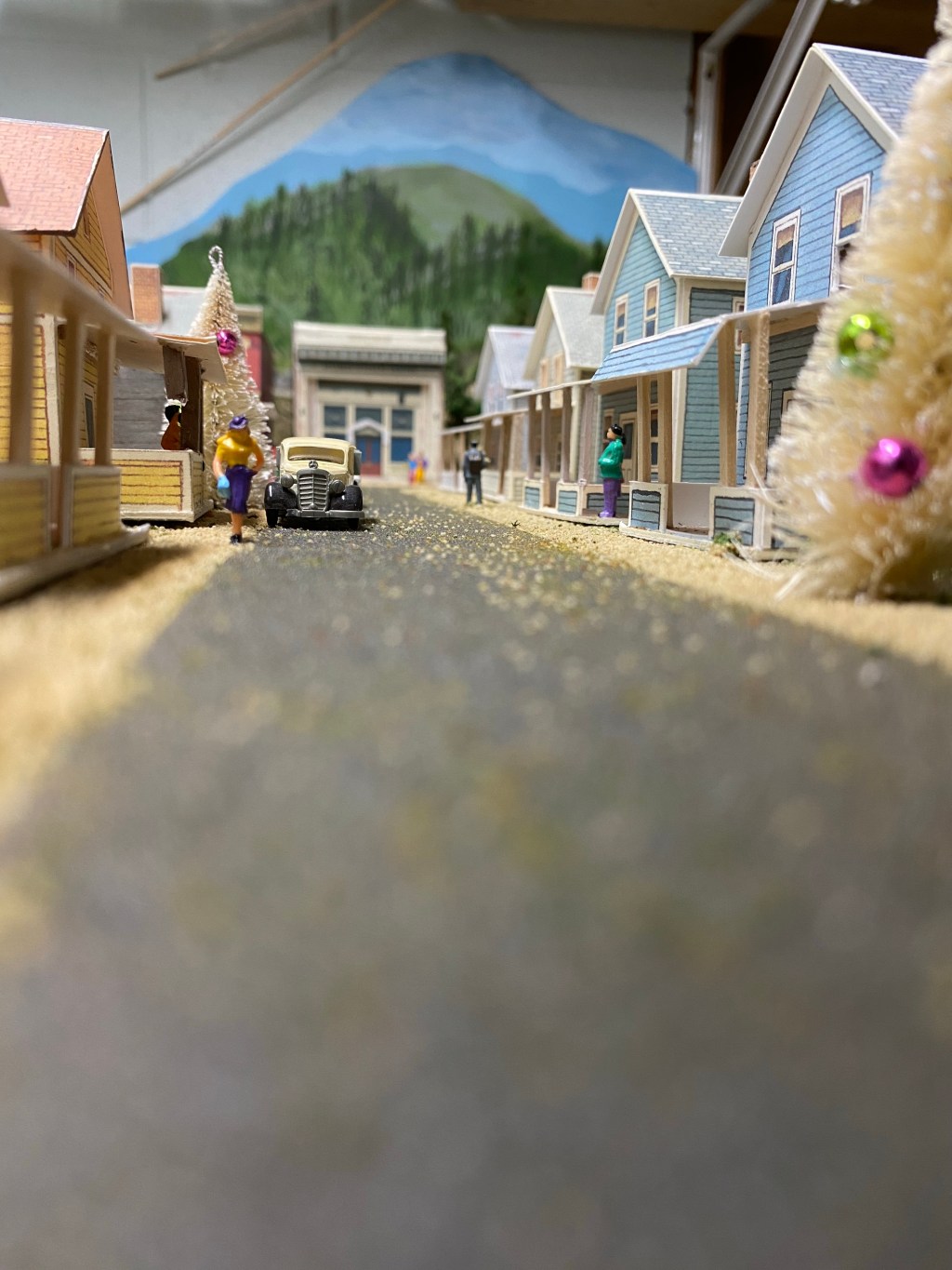 Street, houses, Christmas tree, hills, cars