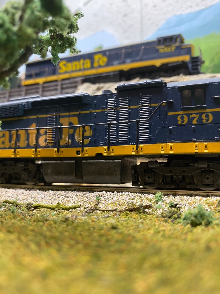 Santa Fe diesels 979 and 8517 are rolling toward Maple Valley.