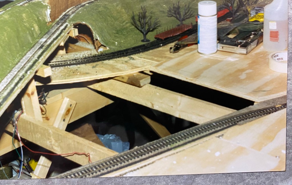 Open grid, track, plaster, cardboard support, ground cover