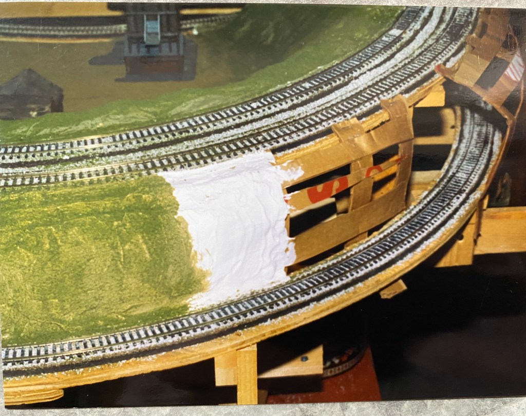 Benchwork, cardboard support for plaster, track