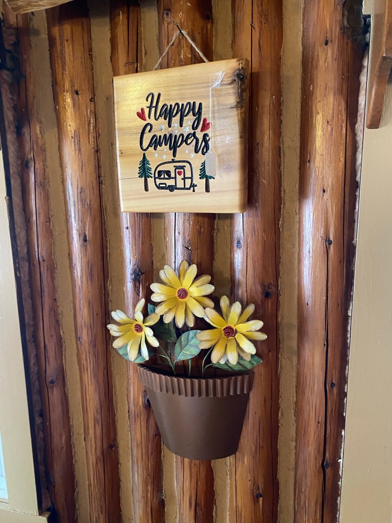 Flower decor, Happy Campers sign, log wall