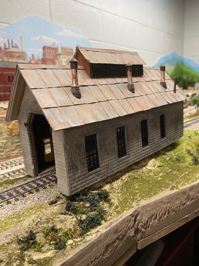Engine House, windows, roof, track, HO Scale