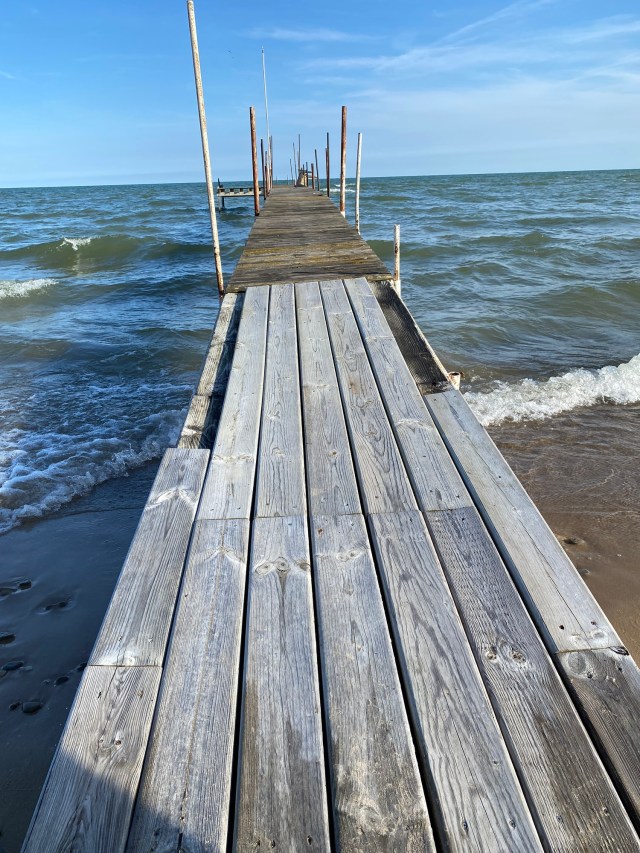 Vintage wooden dock, water, waves