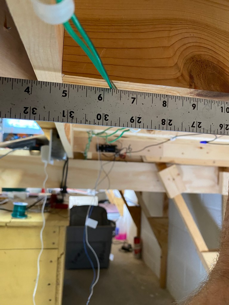 Measurement of wall bracket girder.