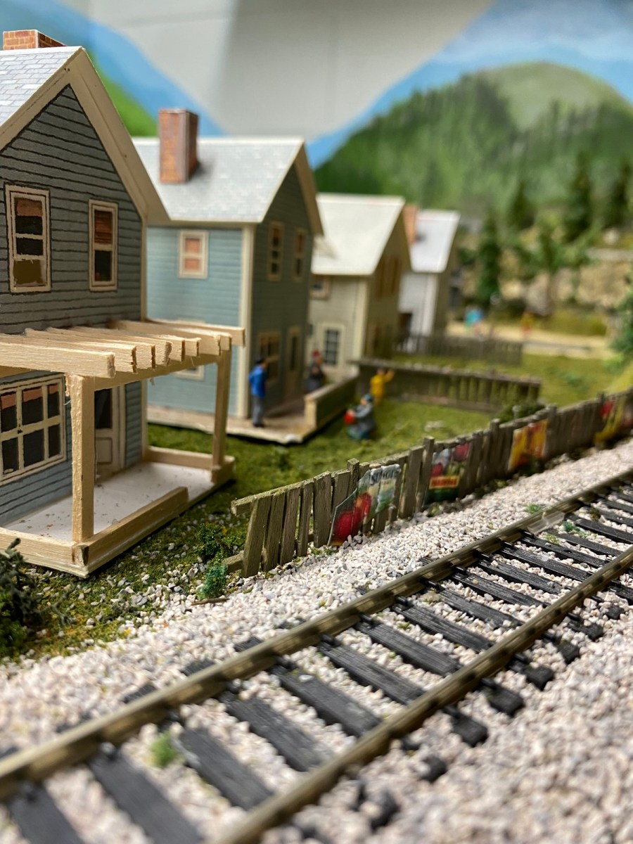 HO scale track, houses, fences, figures